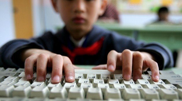 kid-hands-on-computer
